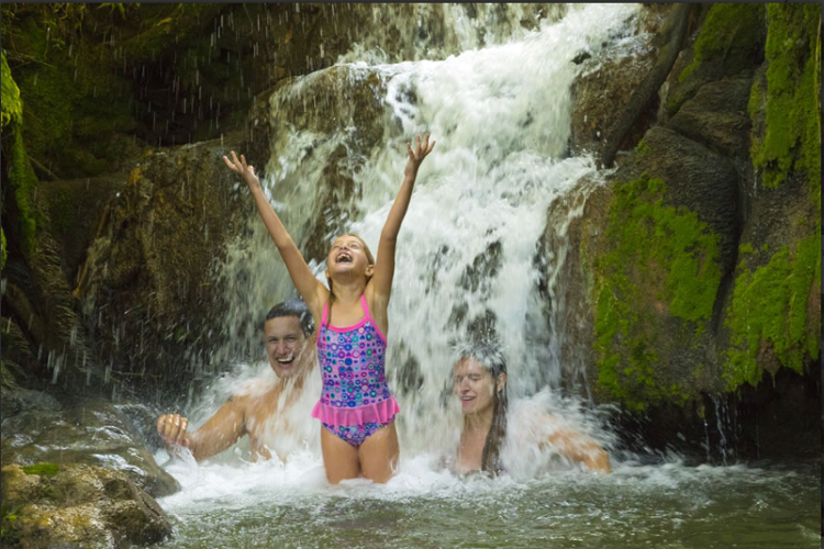 Estância Mimosa - Menina na cachoeira