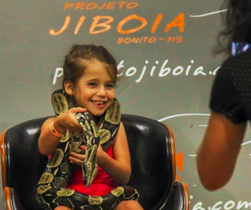 Projeto Jiboia - Criança com cobra Bonito MS Brasil Bonito Incomparável