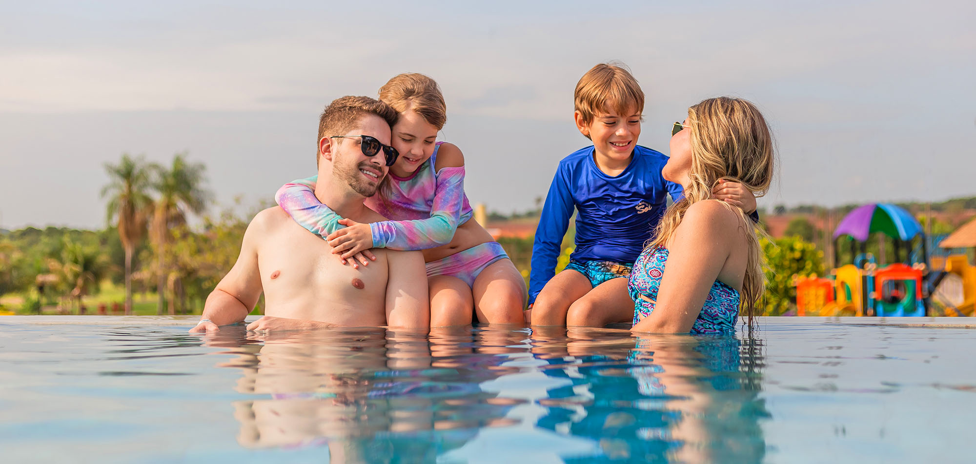 pais e filhos na piscina