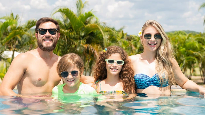 família na piscina