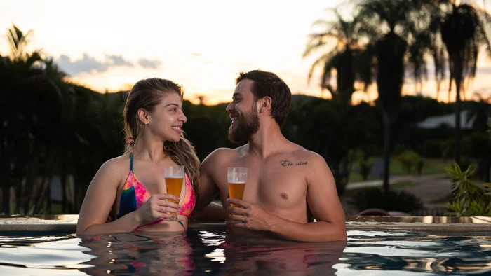 casal com cerveja na piscina sunset do Zagaia