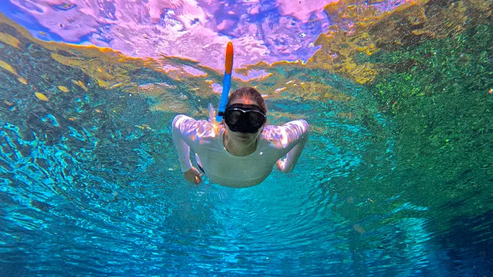 mulher flutuando nas águas cristalinas do Rio Azul