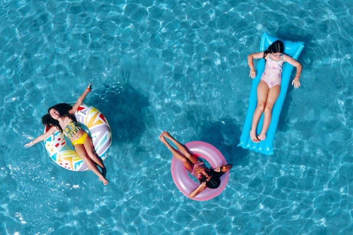 crianças na piscina