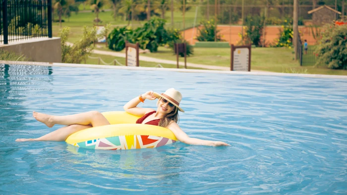 mulher em boia na piscina de borda infinita