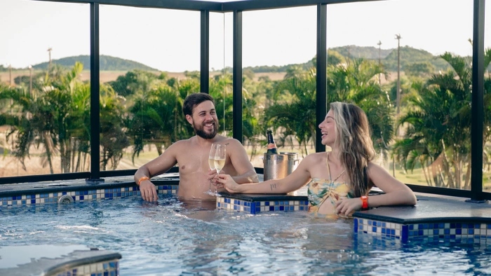 casal na hidromassagem com espumante
