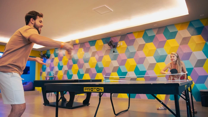 casal na sala de jogos
