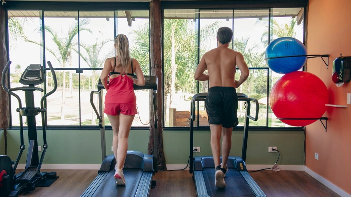 casal na sala de ginástica