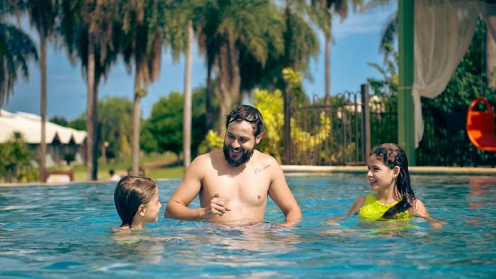 pai e filhos na piscina